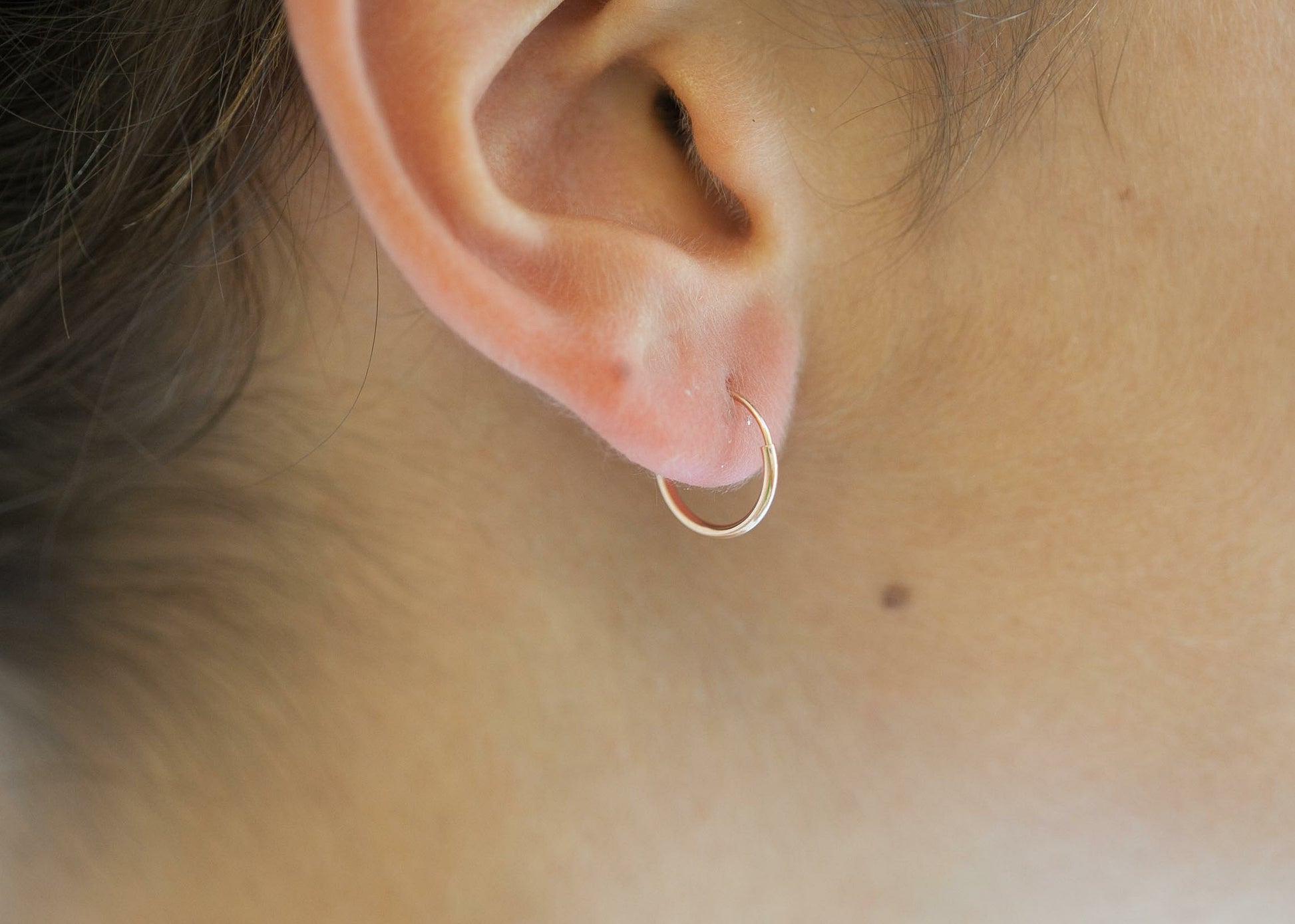 Boucles d'oreilles petites créoles classiques plaqué or rose
