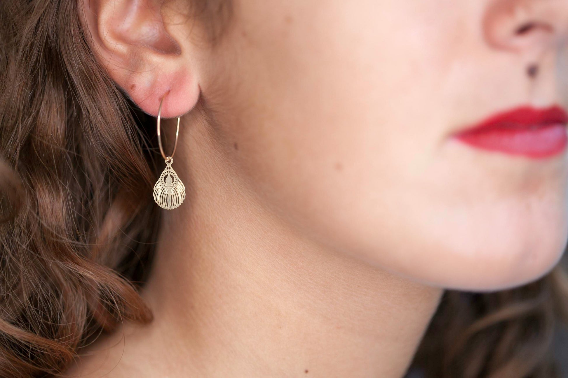 Boucles d'oreilles créoles plume plaqué or