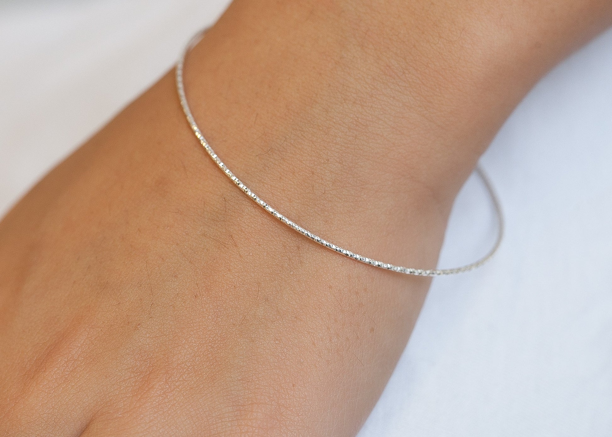 3 Bracelets joncs fins et facettés en argent