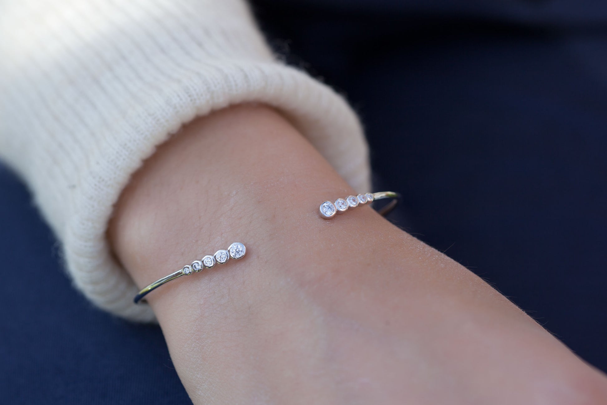 Jonc serti de zircons en argent