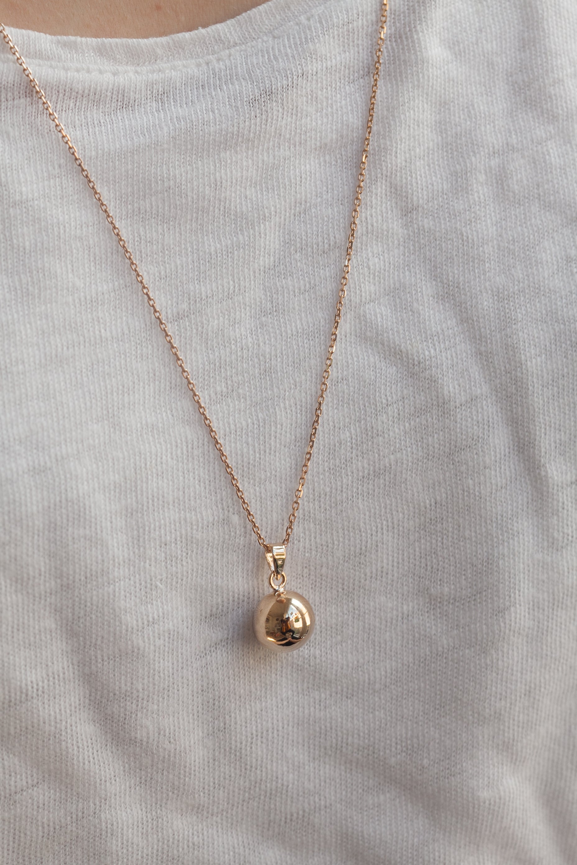 Pendentif en plaqué or - boule grise Pendentif en plaqué or - boule grise