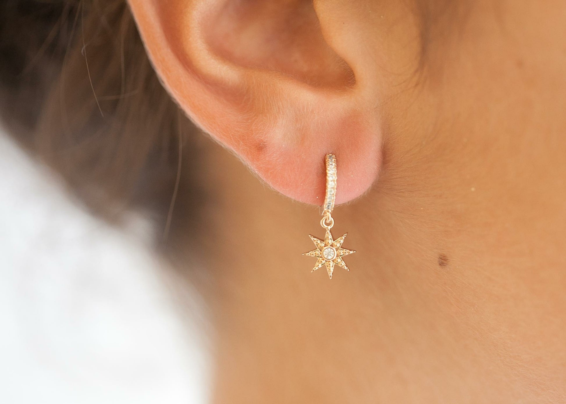 Boucles d'oreilles mini-créoles étoile plaqué or