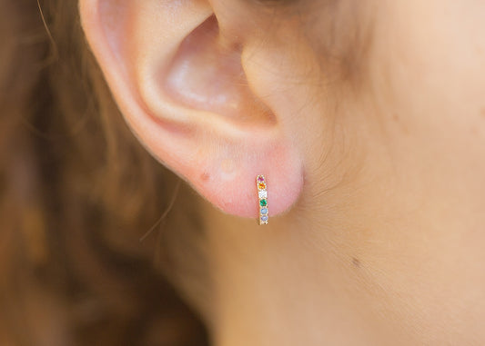 Boucles d'oreilles mini créoles arc-en-ciel plaqué or serties de zircons