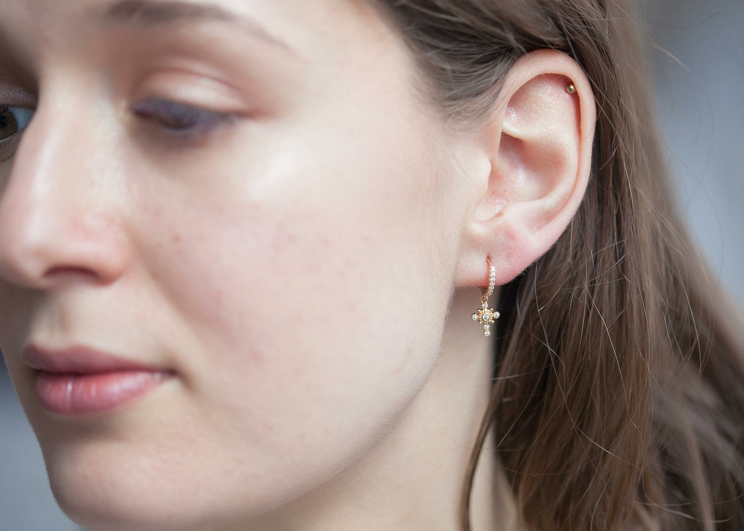Boucles d'oreilles mini-créoles croix plaqué or