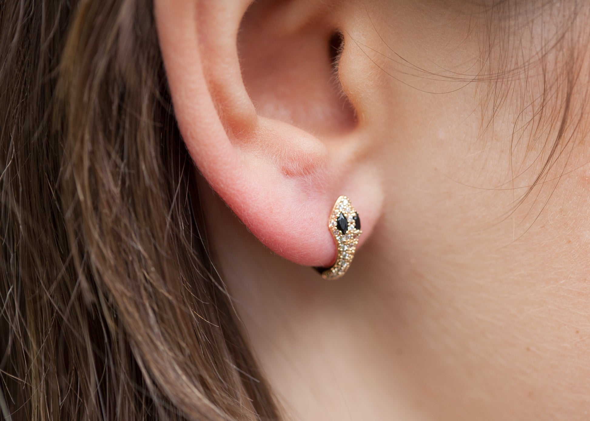 Boucles d'oreilles mini-créoles serpent plaqué or