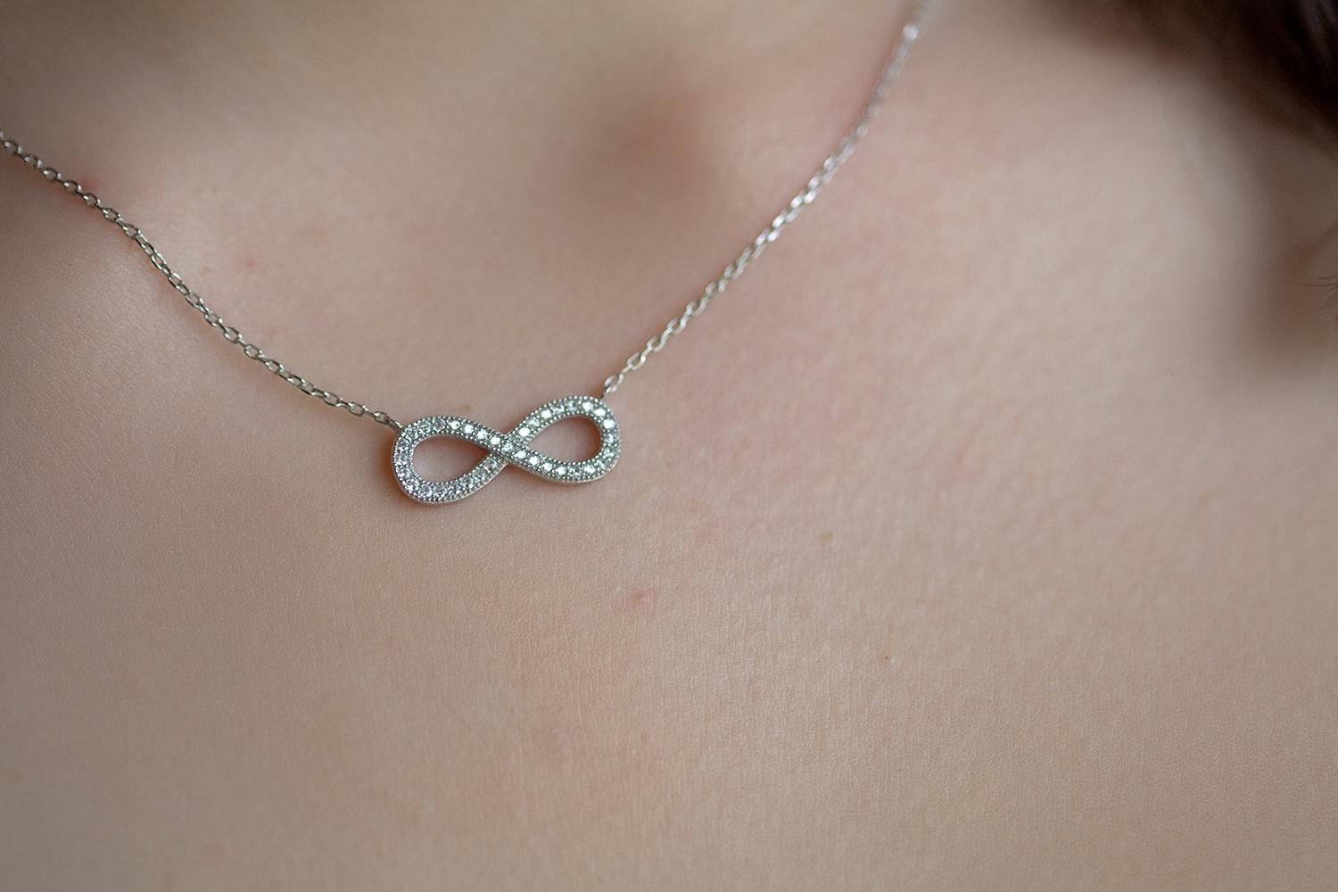 Collier infini en argent et zircons
