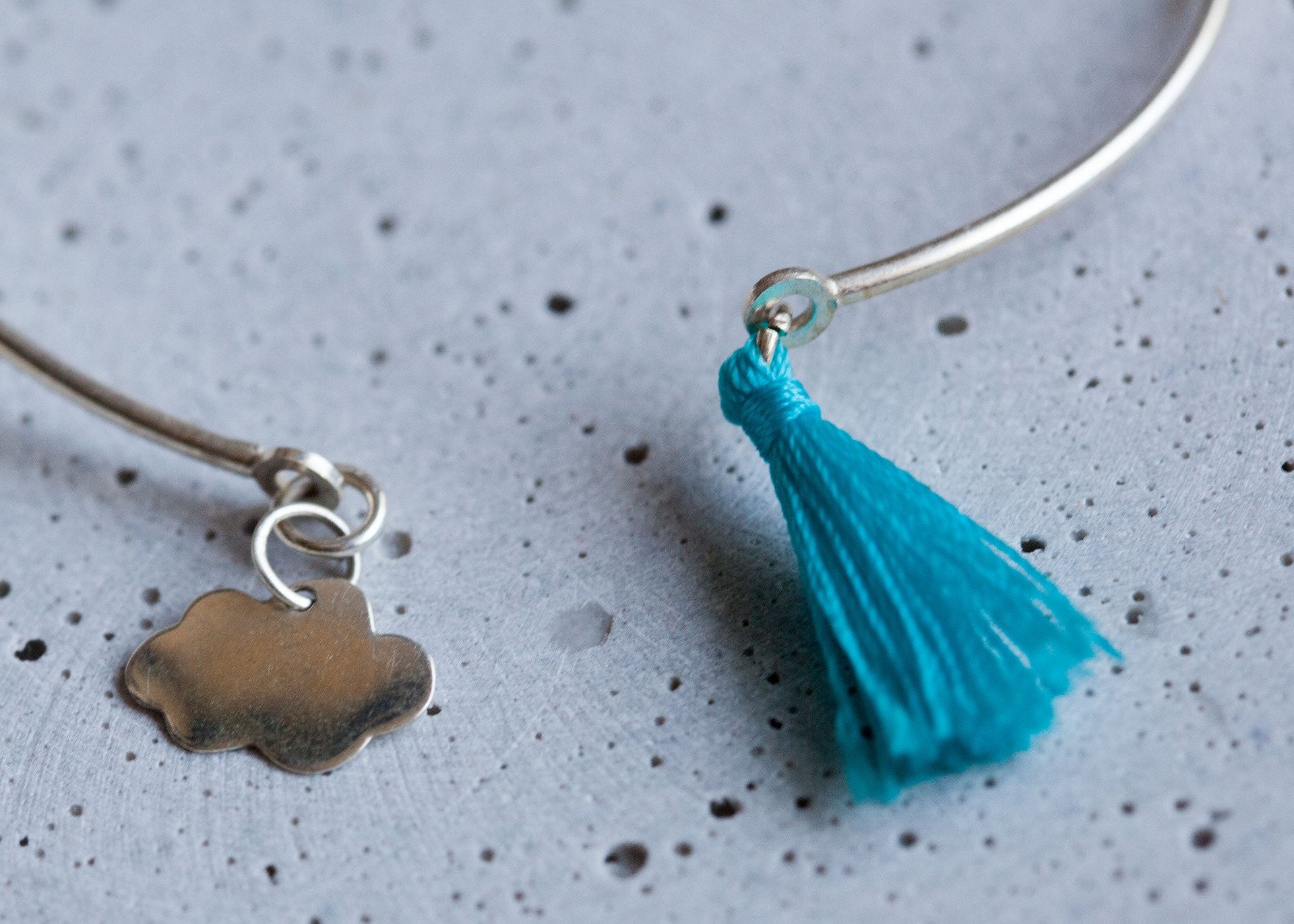 Bracelet jonc avec pompon et nuage en argent