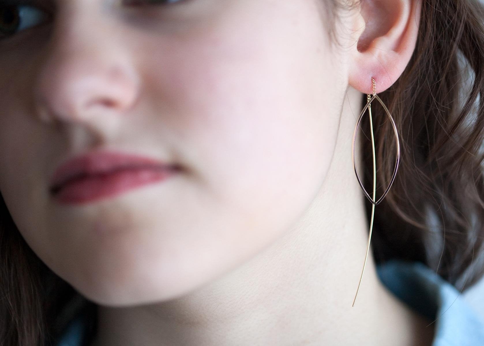 Boucles d'oreilles ovales chaîne traversante dorées