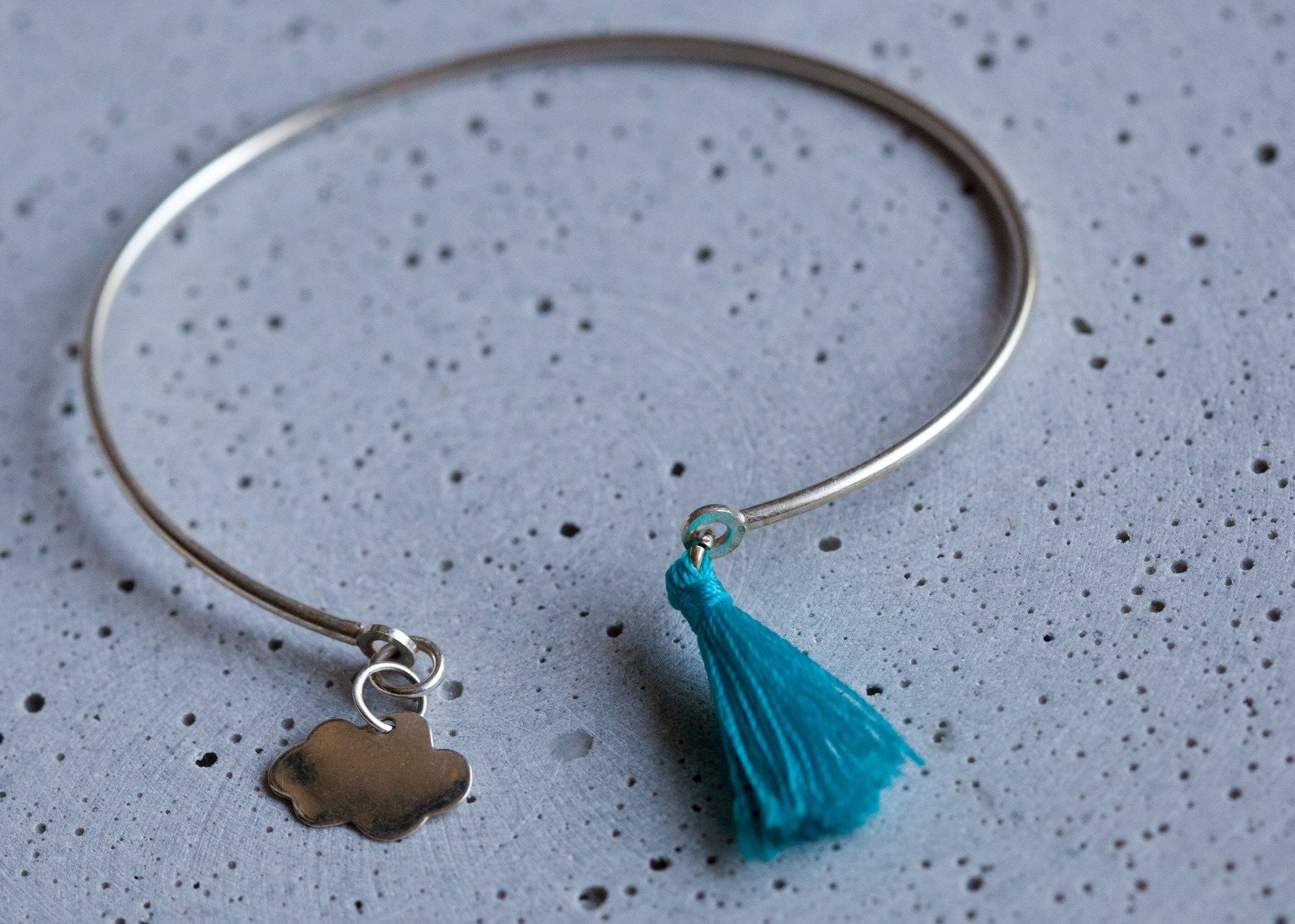 Bracelet jonc avec pompon et nuage en argent