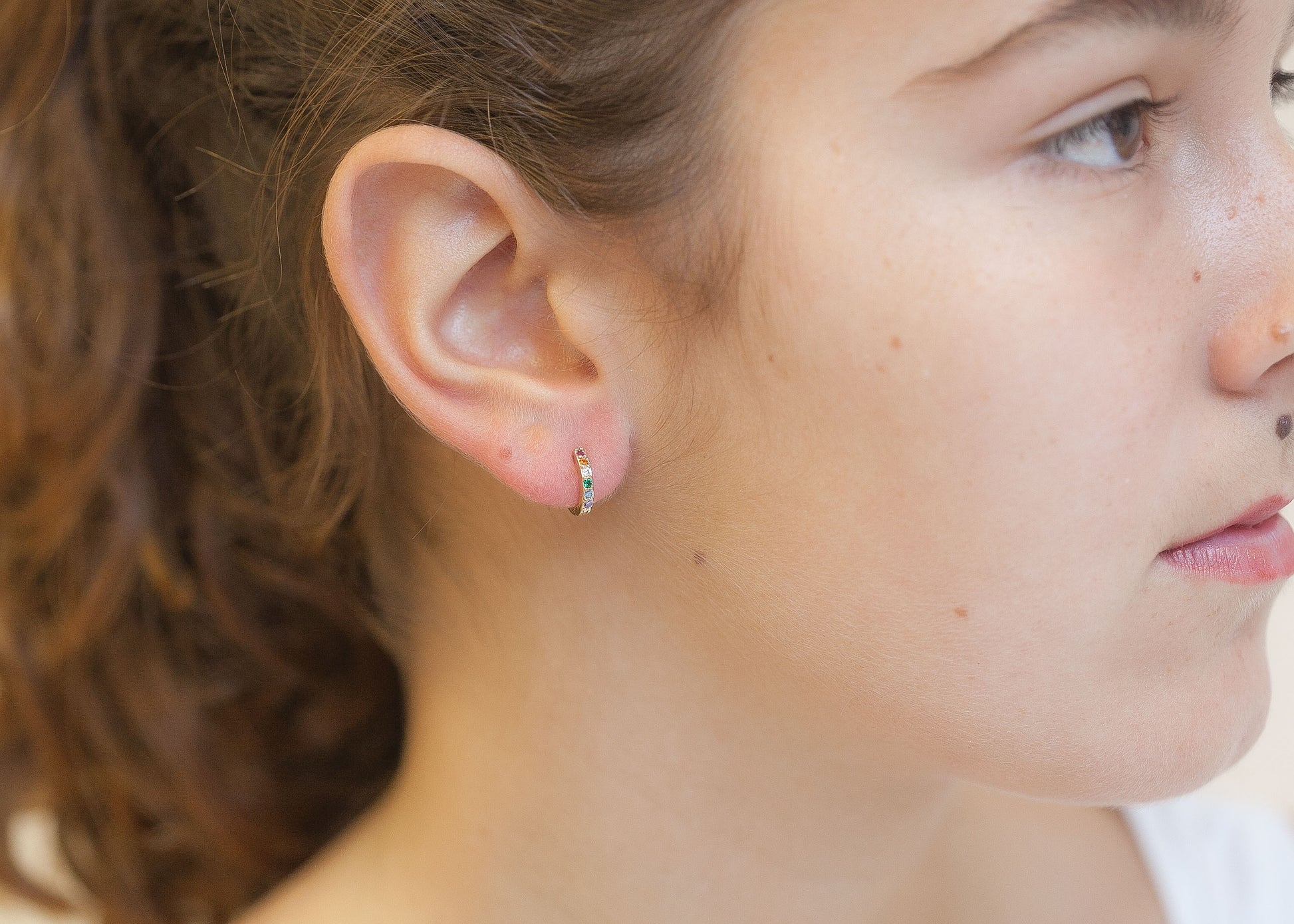 Boucles d'oreilles mini créoles arc-en-ciel plaqué or serties de zircons