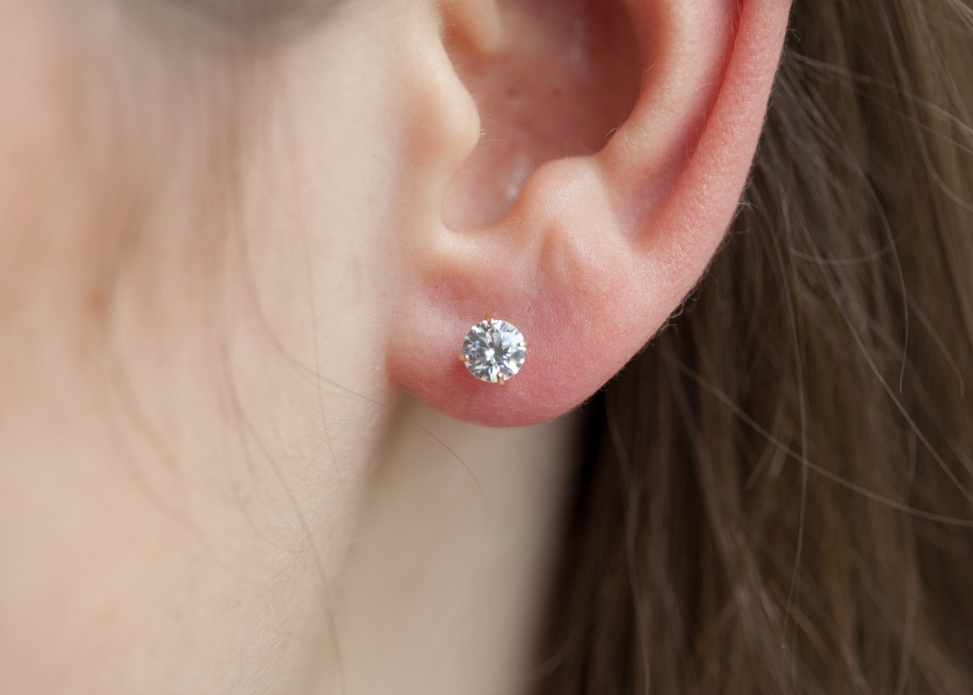 Boucles d'oreilles oxydes de zirconium blancs serti griffes Plaqué or 18 carats