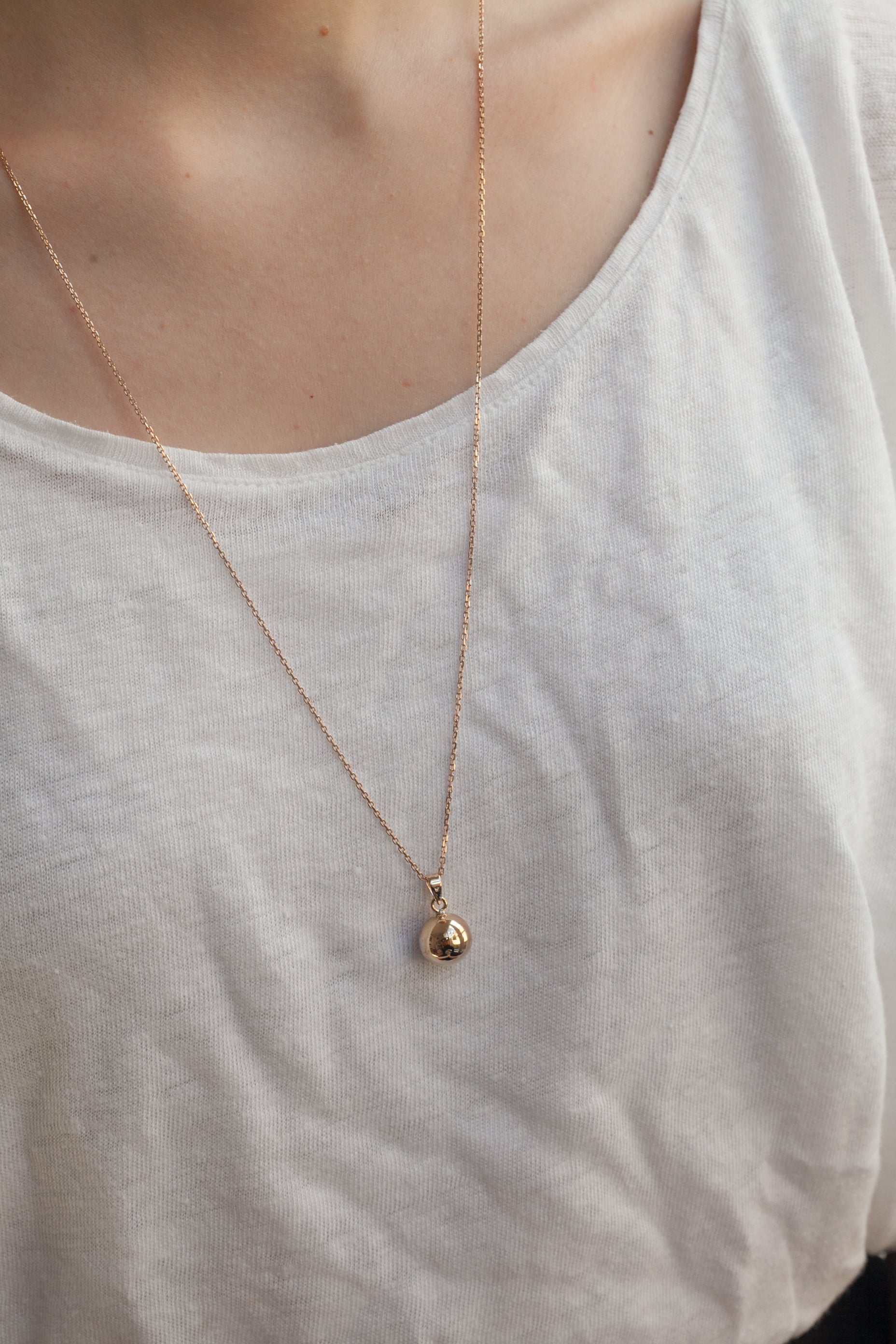 Collier pendentif boule plaqué or